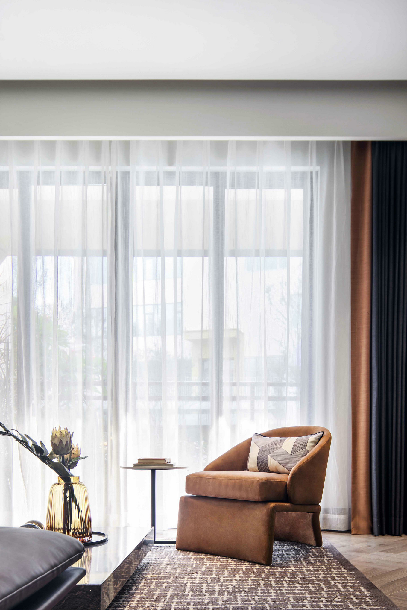 現(xiàn)代輕奢風格室內家裝案例效果圖-客廳陽臺 現(xiàn)代輕奢風格室內家裝案例效果圖-客廳陽臺