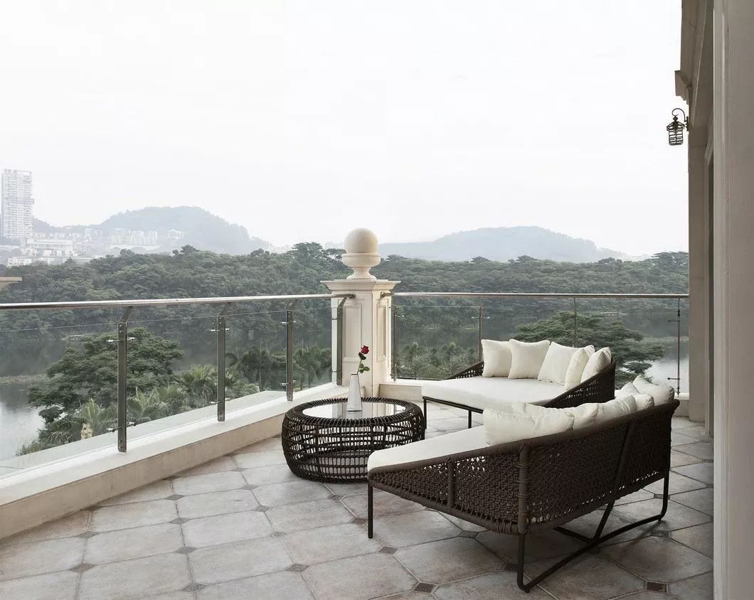 佛山裝修公司法式風格別墅裝修效果圖-陽臺 佛山裝修公司法式風格別墅裝修效果圖-陽臺