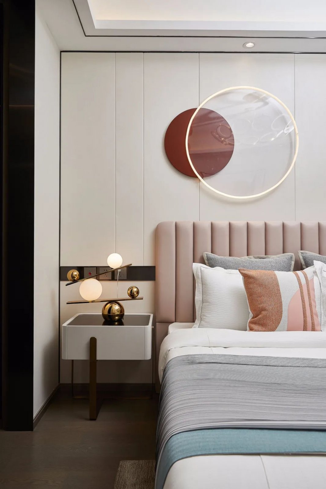 輕奢莫蘭迪風(fēng)格室內(nèi)設(shè)計(jì)家裝案例-臥室背景墻 輕奢莫蘭迪風(fēng)格室內(nèi)設(shè)計(jì)家裝案例-臥室背景墻