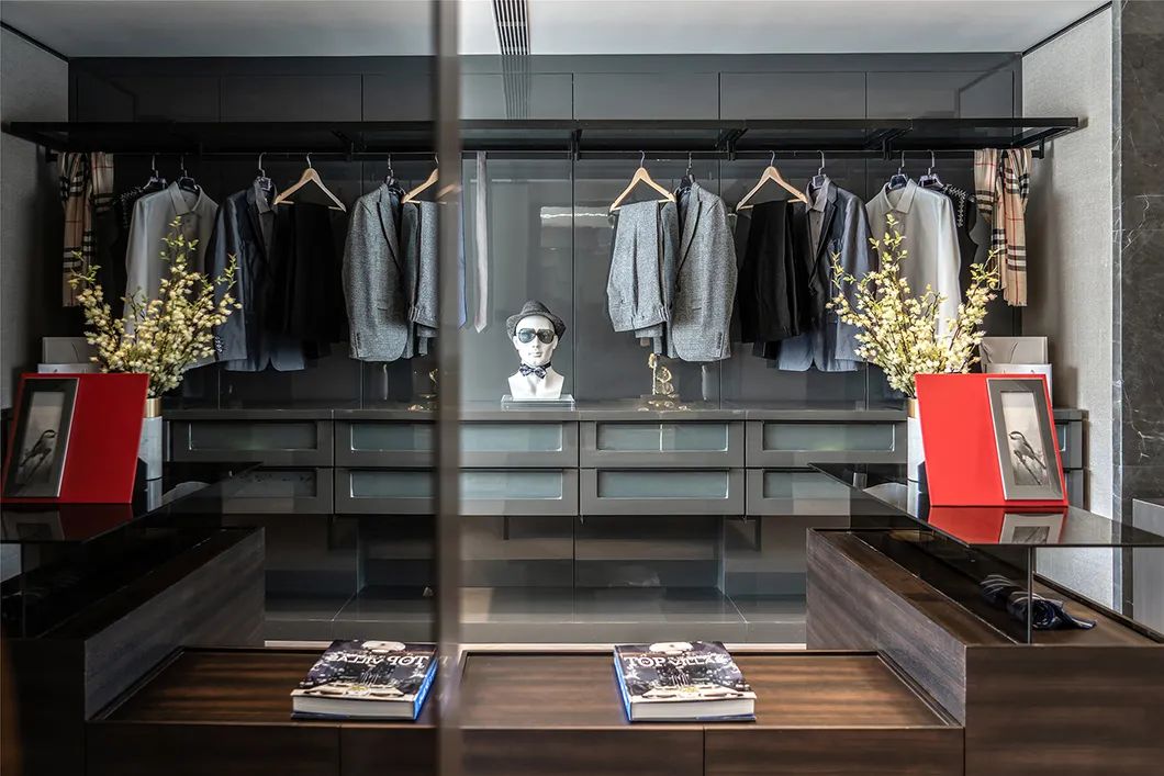 現(xiàn)代輕奢風(fēng)格別墅室內(nèi)設(shè)計家裝案例-衣帽間 現(xiàn)代輕奢風(fēng)格別墅室內(nèi)設(shè)計家裝案例-衣帽間