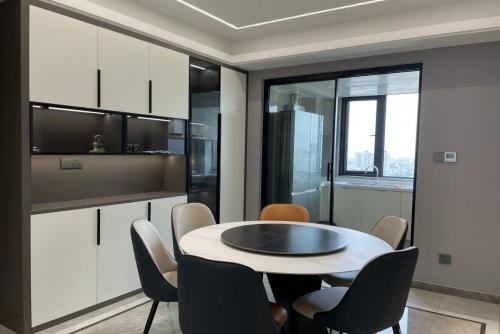 湖州市融創(chuàng)金成·湖山賦現(xiàn)代簡約風格二居室裝修案例